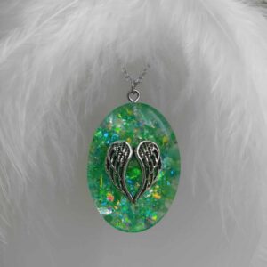 Andělská křídla v zeleném oválu