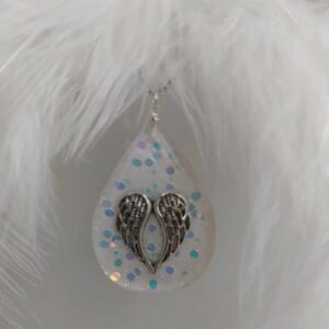 Andělská křídla v bílé kapce