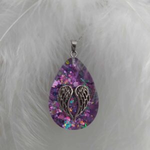 Andělská křídla ve fialové kapce