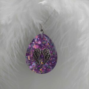 Andělská křídla ve fialové kapce