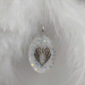 Andělská křídla v bílém oválu