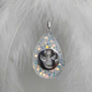 Anděl v bílé kapce