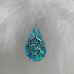 Orientální tvar v modré kapce