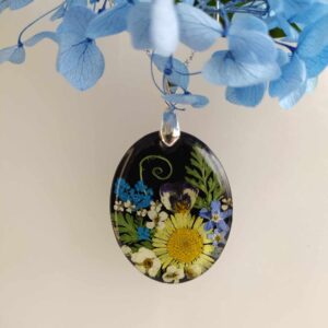 Luční kvítí v černém oválu