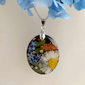 Luční kvítí v černém oválu