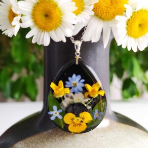 Barevné květy v černé kapce