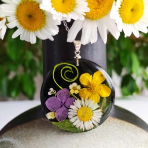 Barevné kvítí v černém