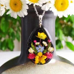 Barevné kvítí v černé kapce