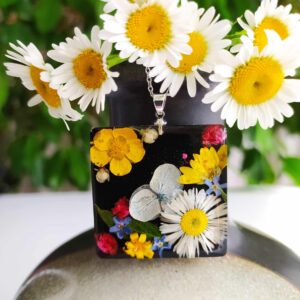 Barevné kvítí v černém