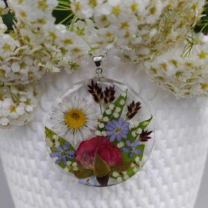 Růže, sedmikráska a luční kvítí