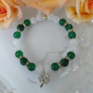 Zeleno-bílý náramek se zirkonovým čtyřlístkem