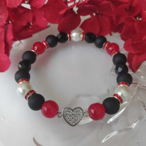 Černo-červeno-bílý náramek se zirkonovým srdíčkem