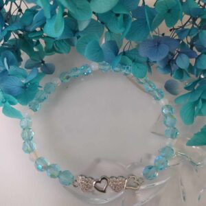 Modrý náramek z korálků a opalitu se zirkonovými srdíčky