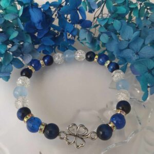 Modrý náramek se čtyřlístkem