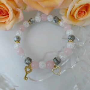 Růžovo-šedo-bílý náramek se zirkonovými přívěsky